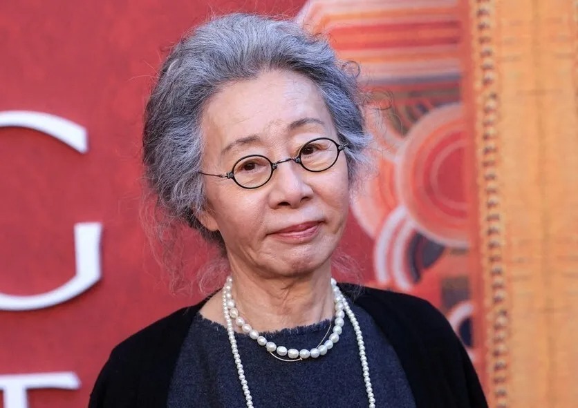 2025년 4월 미국 뉴욕에서 열린 영화 결혼 피로연 시사회 현장. (윤여정이 영화와 실제 삶에 대해 진솔한 이야기를 전하고 있는 모습)