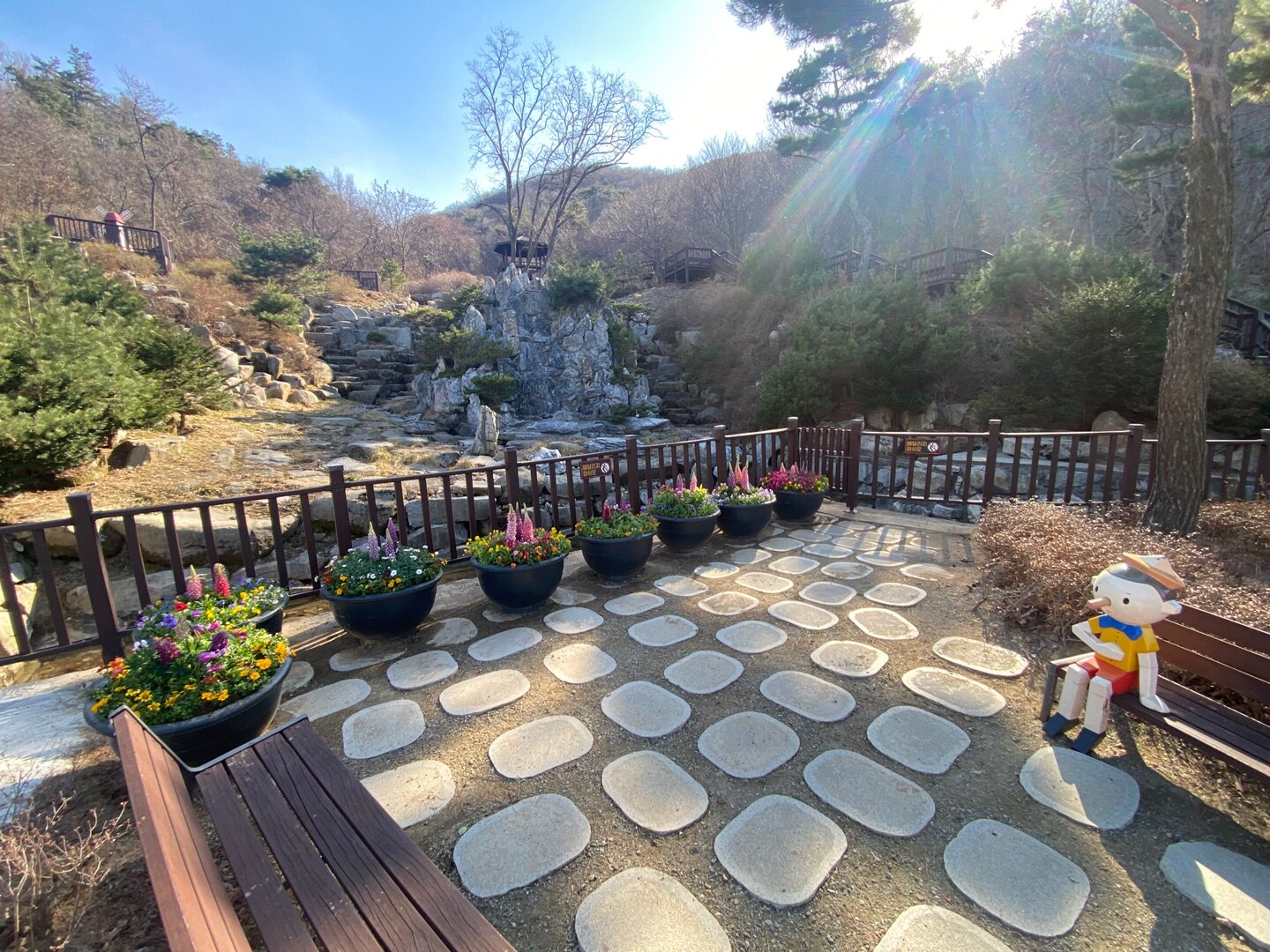 봄철 휴양림 폭포 앞 포토존 모습입니다.