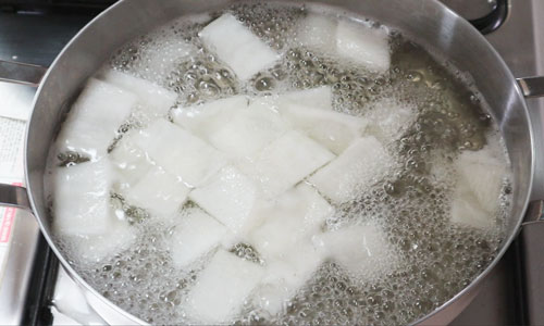 멸치육수 넣고 끓이기