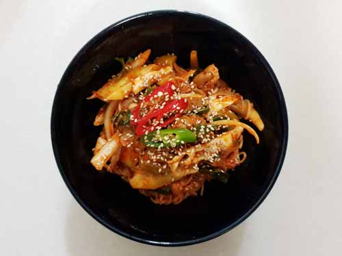  맛있게 매운 '골뱅이 비빔국수'