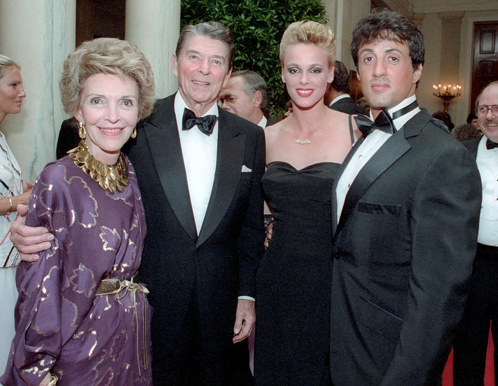 1985년 백악관에서 당시 부인이었던 브리짓 닐슨&#44; 로널드 레이건&#44; 영부인 낸시 레이건과 함께 스탤론.