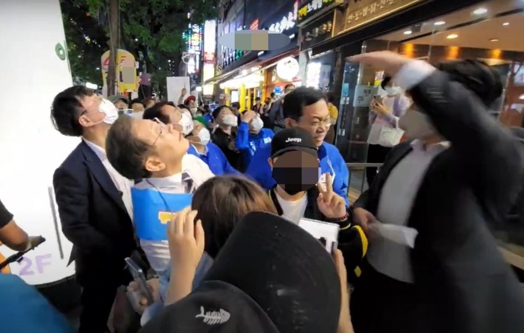  이재명 계양구 계산동 거리유세 선거운동 중 봉변 날벼락, 스테인레스 철제그릇 던진 60대 남성.