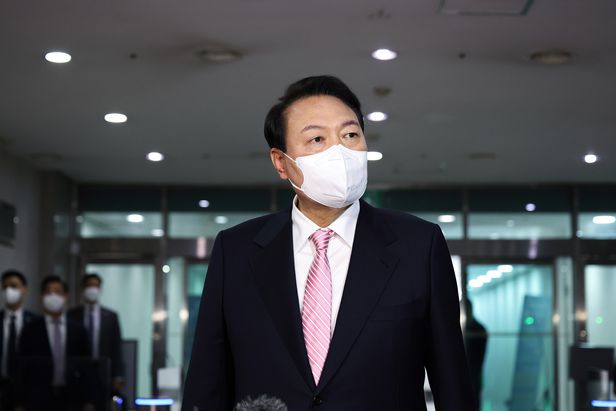  윤석열 대통령, 타임지 ‘가장 영향력 있는 100인’에 선정 타임지는 윤 대통령이 직무 수행을 잘할 것이라는 응답이 55% 모두가 그의 능력을 확신하는 것은 아니다