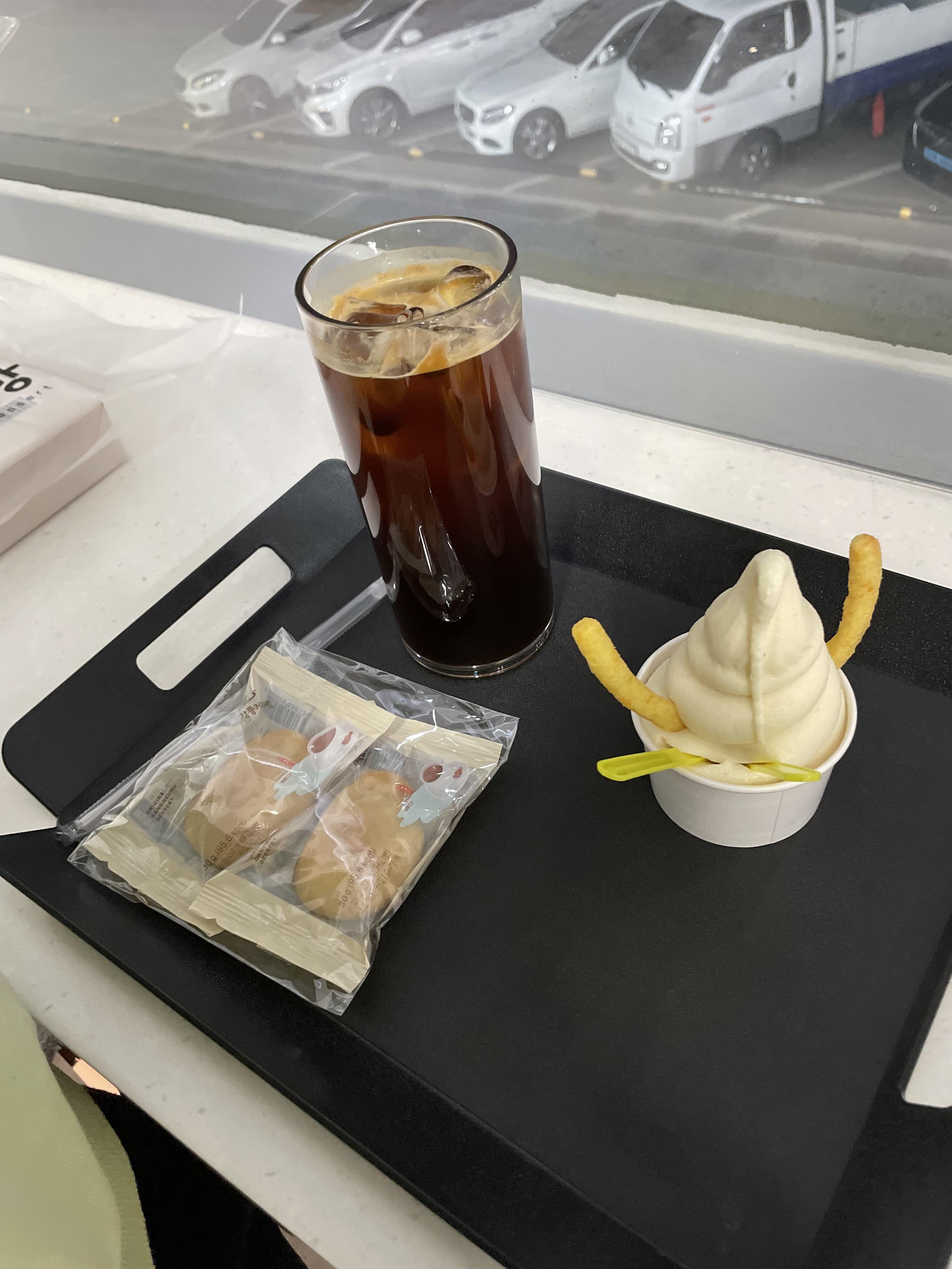 커피빵 아메리카노 세트와 감자아이스크림 컵
