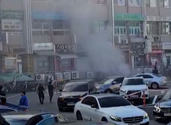 화재 진압 중인 소방관들