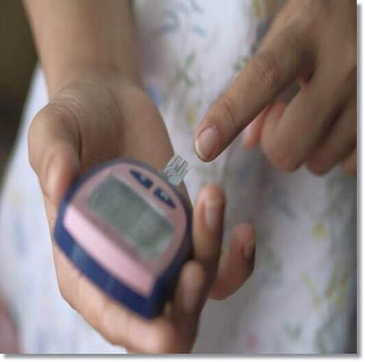 AMPK 인슐린 감수성 개선 효과&#44; 혈당 검사하는 여성