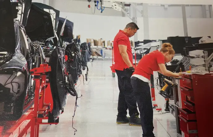 그림 11. 캘리포니아 프리몬트에 있는 자동차 공장에서 직원들이 모델 S 를 생산하고 있다.