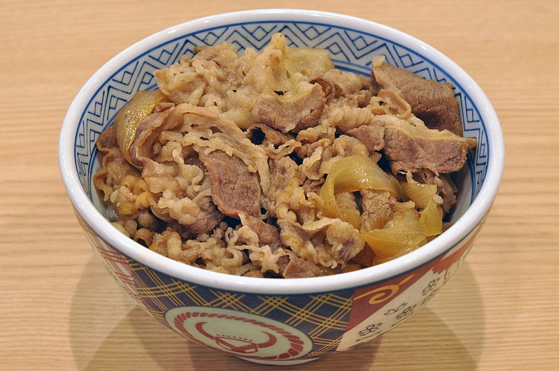 요시노야 소고기 덮밥이 그릇에 담겨있습니다.