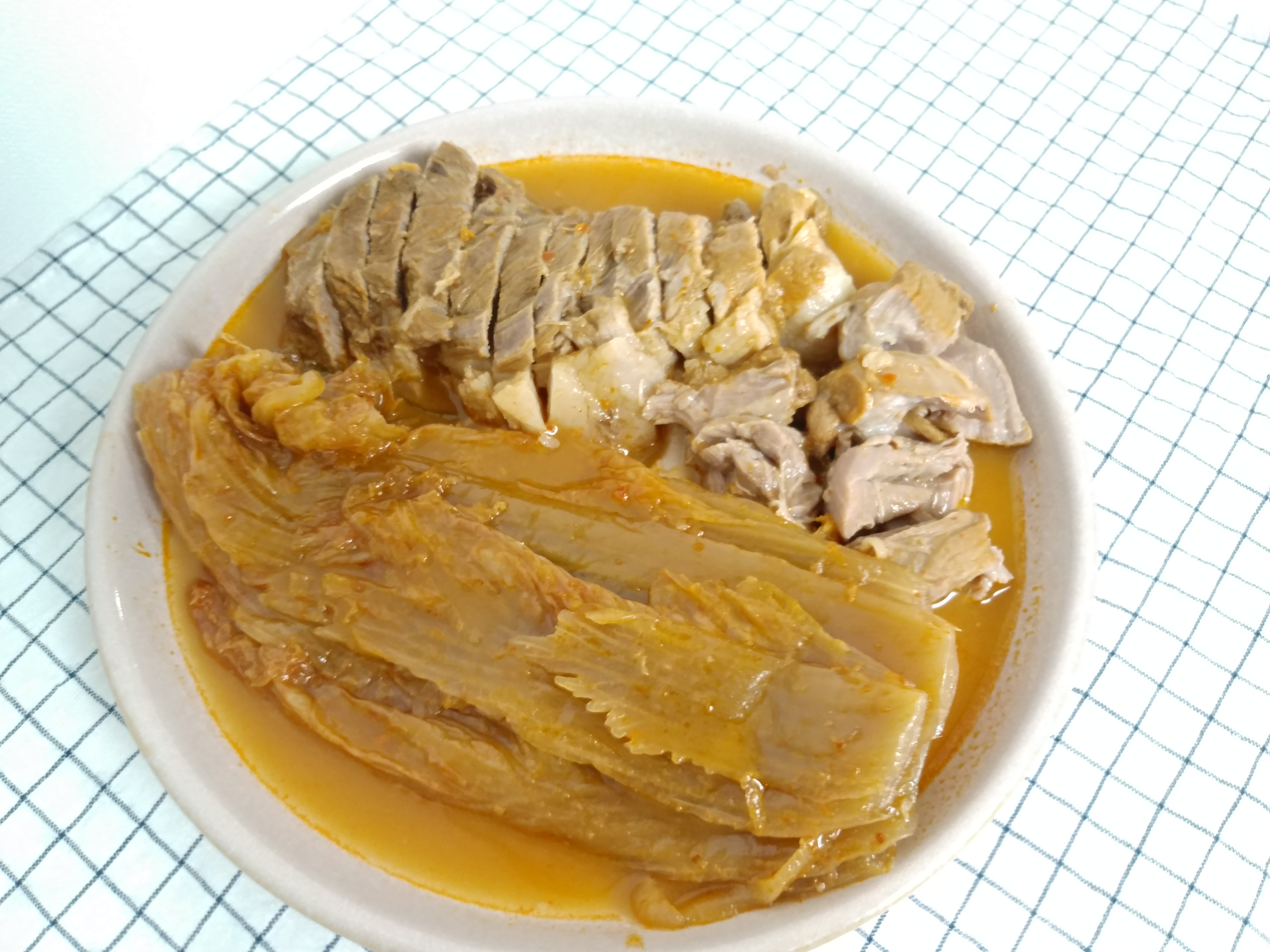  윤기 좔좔 흐르는  돼지고기 김치찜