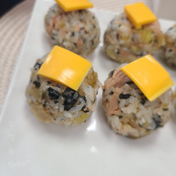  주먹밥 맛있게 만드는 법 < 묵은지 참치 주먹밥 >