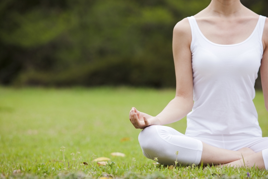 다리를 꼬고 명상하는 여성