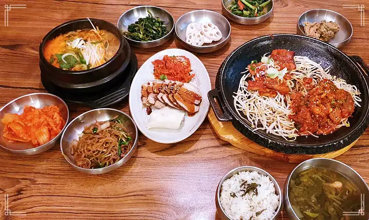 진심 가득 건강 담은 맛 시청역 북창동 맛집 추천 생방송투데이 약선 참게 연잎밥 전복 보리굴비 황태 떡갈비 한정식 게장과 메밀면의 만남! 게눈 감춘면 오늘방송 리얼 맛집