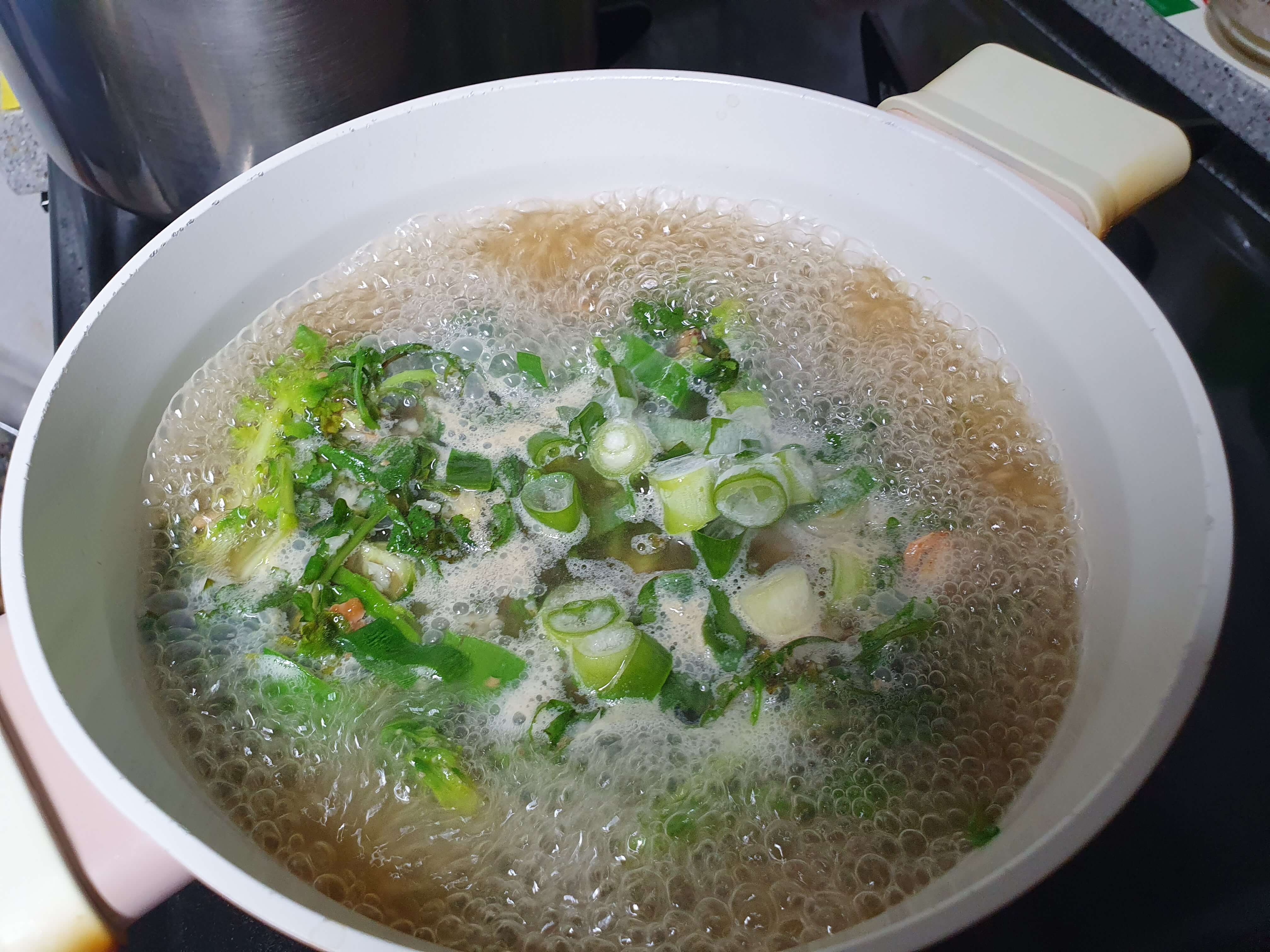 봄철 냉잇국 맛있게 하는 방법4