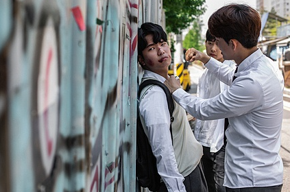 "그때 너가 없었다면 난 죽었을거야…" 지옥같은 학교폭력에 목숨끊으려던 순간, 날 구해준 일진의 충격적인 '행동'에 난 그만 눈물을 참지 못하고 오열하고 말았습니다