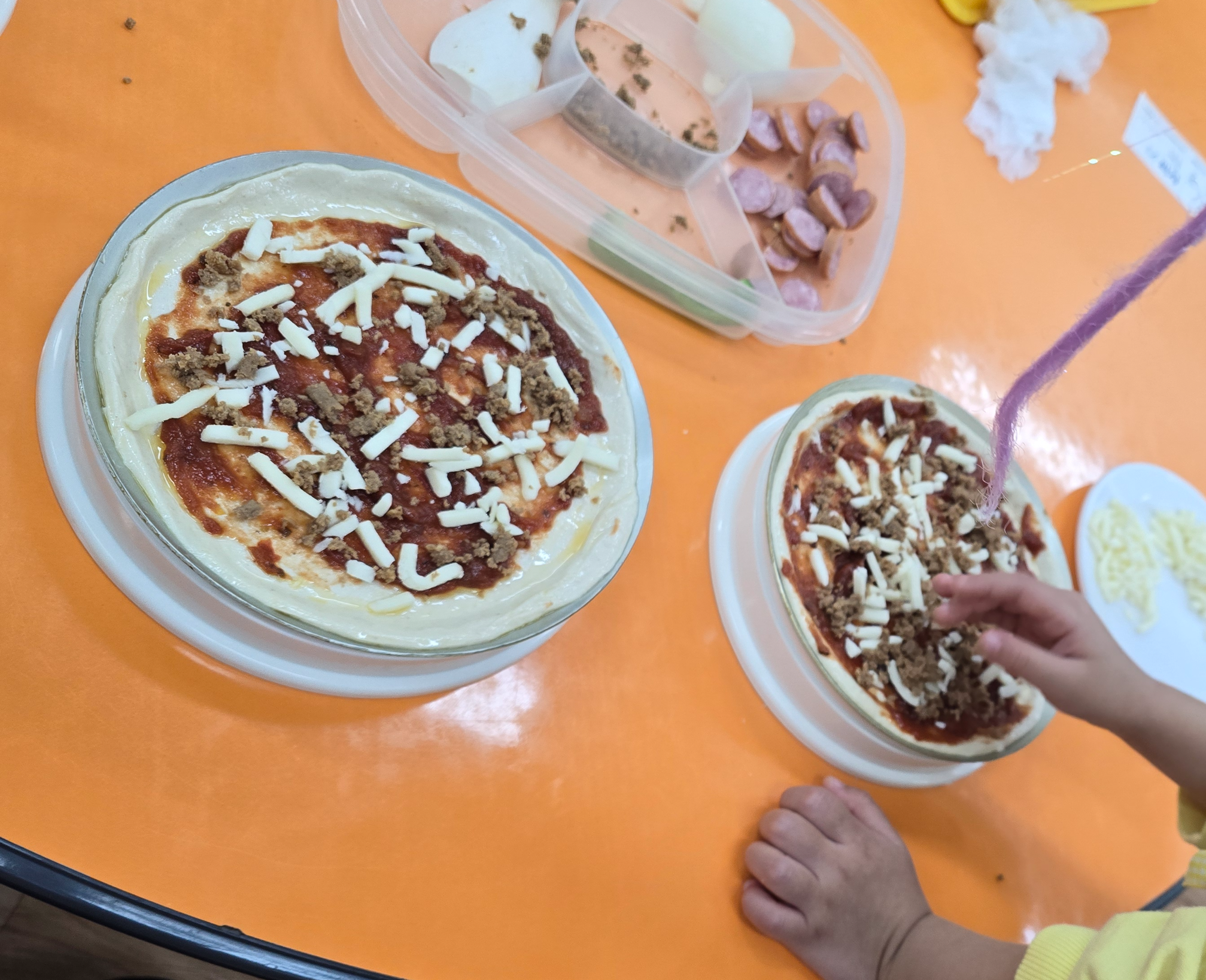 토핑 올리는 모습
