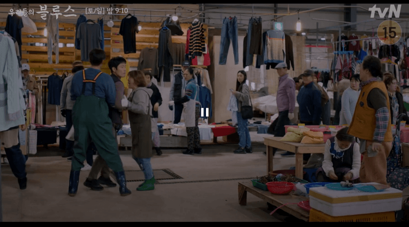 동석이 시장바닥에서 엄마 옥동에 대한 분노와 불편을 토로하는 스틸 컷