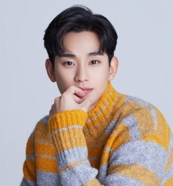 김수현 웃고 있는 정면 상반신 사진