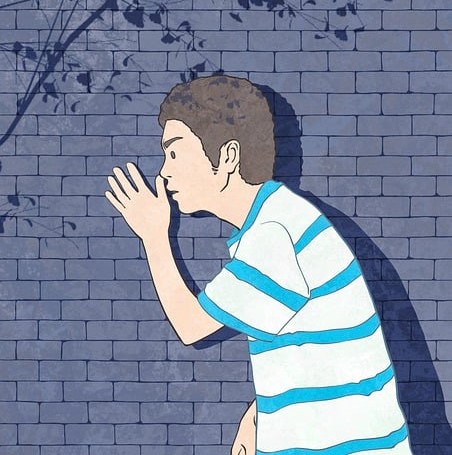 증거 수집을 위한 녹음을 위해 벽 뒤에 숨어서 몰래 듣고 있는 남성 그림