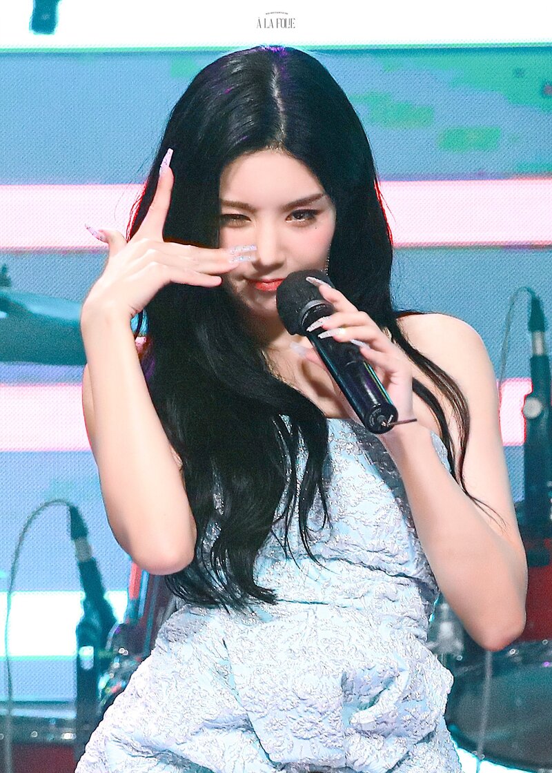  권은비 민트색 오프숄더 원피스 양산 페스티벌 무대 사진