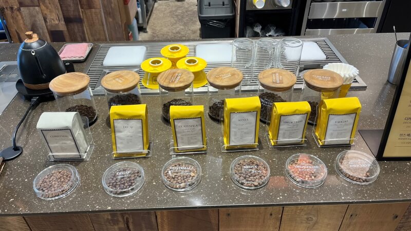 핸즈커피 남구미IC점 1층 내부 전경