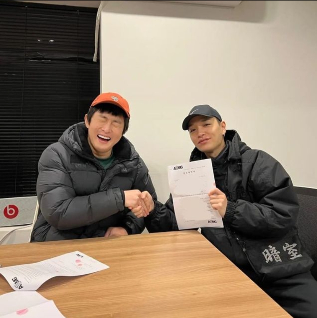  "만우절 장난 아니에요.." AOMG, 기안84 영입...쌈디와 계약서 들고 인증샷