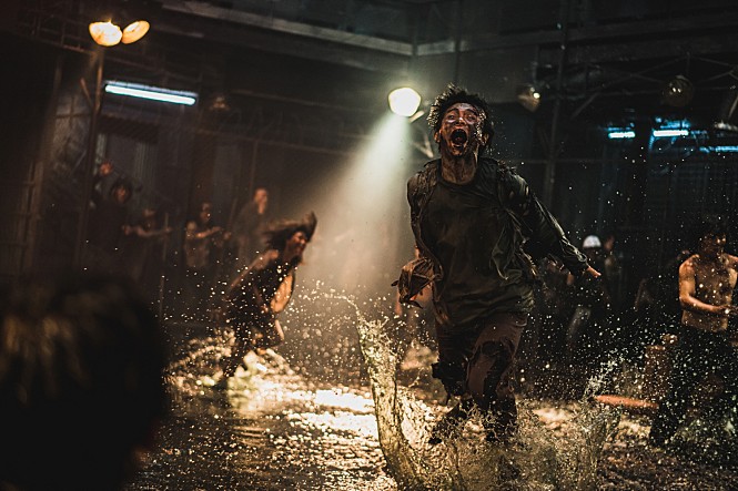  < 반도 > 페이크 예고편과 정식 스틸컷 2장 나왔네요. [ movie <peninsula> fake trailer and two official still cuts.