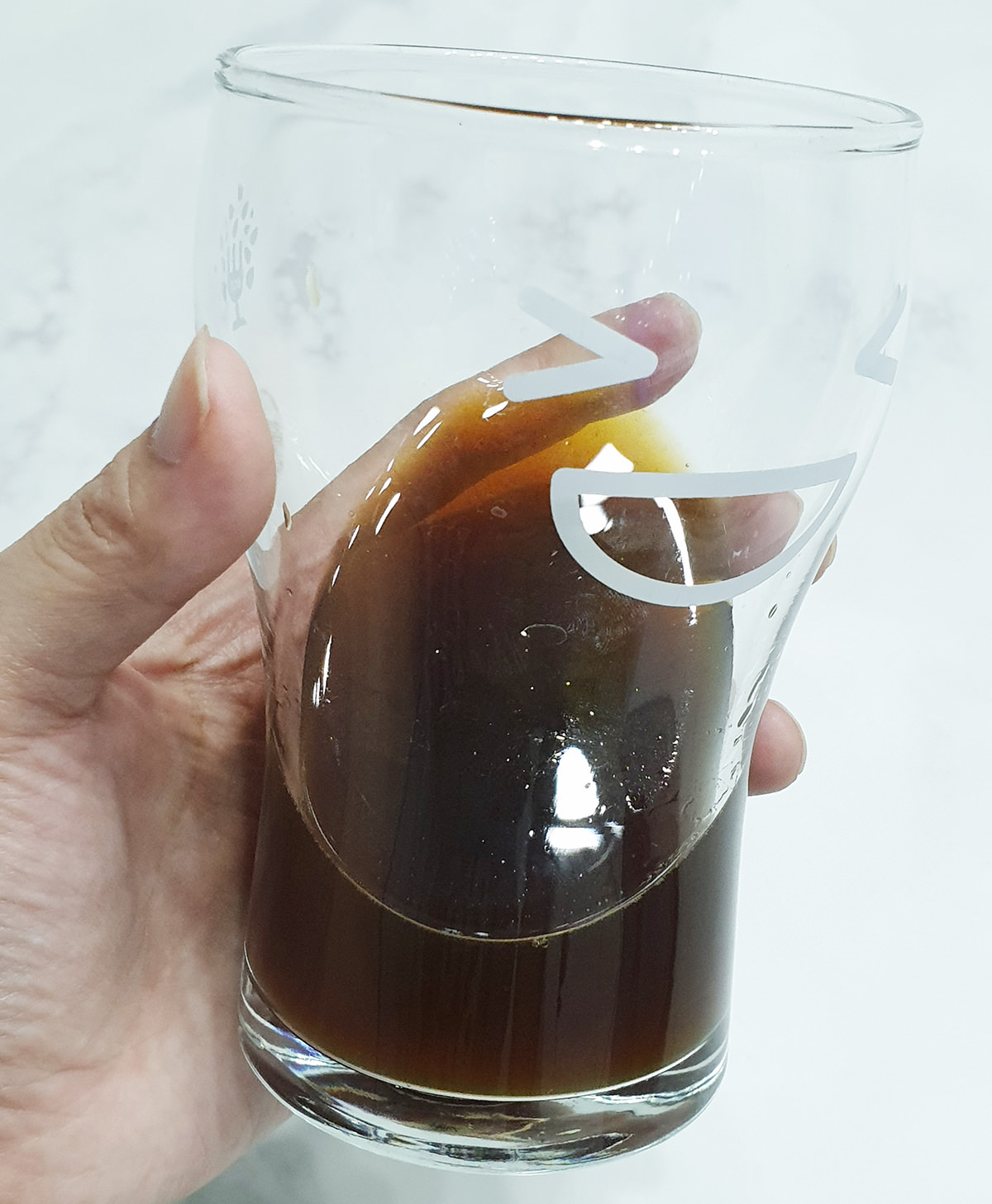 창녕우포 가마솥 적양파 진액을 투명한 컵에 부은 모습