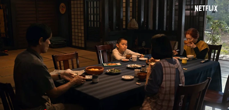 한 가족이 식탁에 앉아 밥을 먹는 닌자의 집 장면