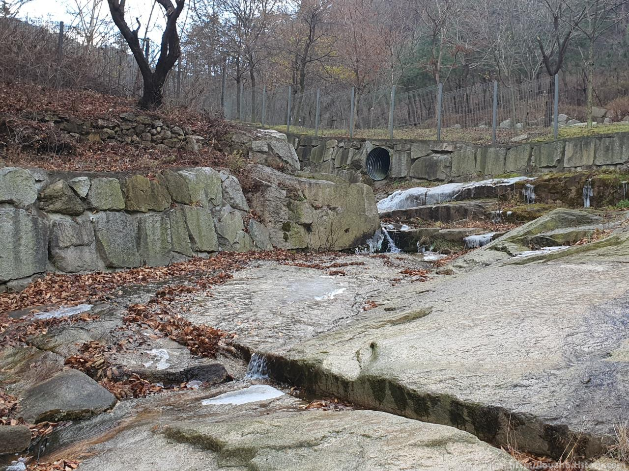 북악산_北岳山_Bukaksan/서울예술고등학교가 보이네요 거의 도착할쯤에는 계곡물도 흐르는걸 볼수가 있답니다 낮 12시 20분쯤 출발해서
오후 4시 04분쯤 도착했습니다
대략 4시간 정도 걸렸습니다