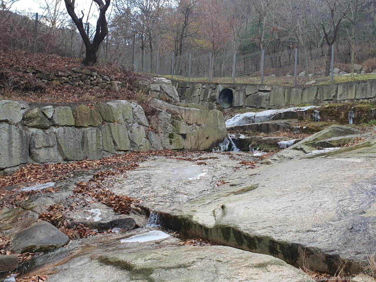 북악산_北岳山_Bukaksan/서울예술고등학교가 보이네요 거의 도착할쯤에는 계곡물도 흐르는걸 볼수가 있답니다 낮 12시 20분쯤 출발해서

오후 4시 04분쯤 도착했습니다

대략 4시간 정도 걸렸습니다
