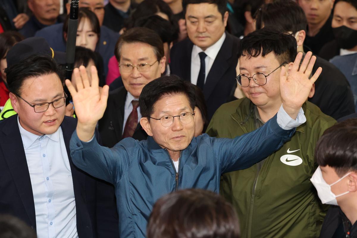 김문수 후보 캠프 핵심 직책 의원 "김 후보가 전형적 좌파식 조직 탈취 시도" 주장, 차명진 전 의원은 "당 지도부가 후보직 한덕수에게 바치려 해" - 김문수 캠프 핵심 직책 의원 "김 후보, 전형적인 좌파식 조직 탈취 전조 보여" 김문수 후보 캠프 핵심 직책 의원 "김 후보가 전형적 좌파식 조직 탈취 시도" 주장, 차명진 전 의원은 "당 지도부가 후보직 한덕수에게 바치려 해" - 김문수 캠프 핵심 직책 의원 "김 후보, 전형적인 좌파식 조직 탈취 전조 보여"