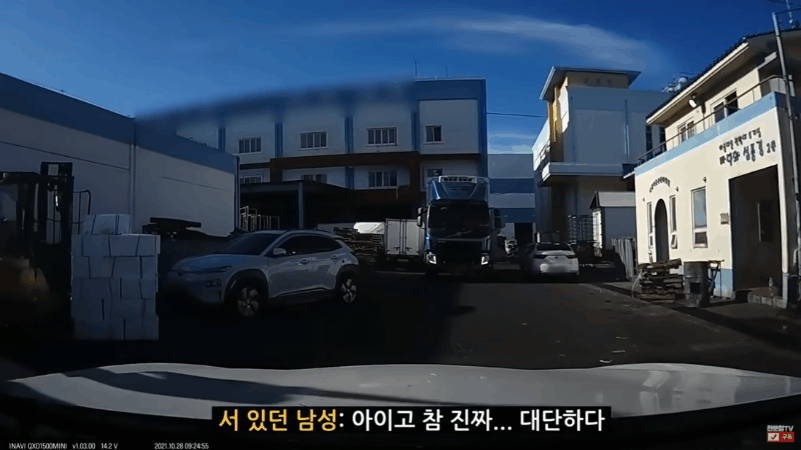  분노조절장애를 겪는 사람인 .... 차 안 빼줘서 주차된 차 그대로 밀어버린 화물차주인