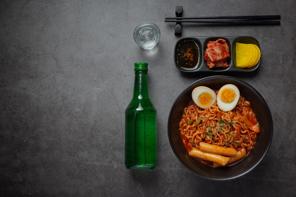 술을 마시면 라면 같은 자극적음식이 먹고 싶다.