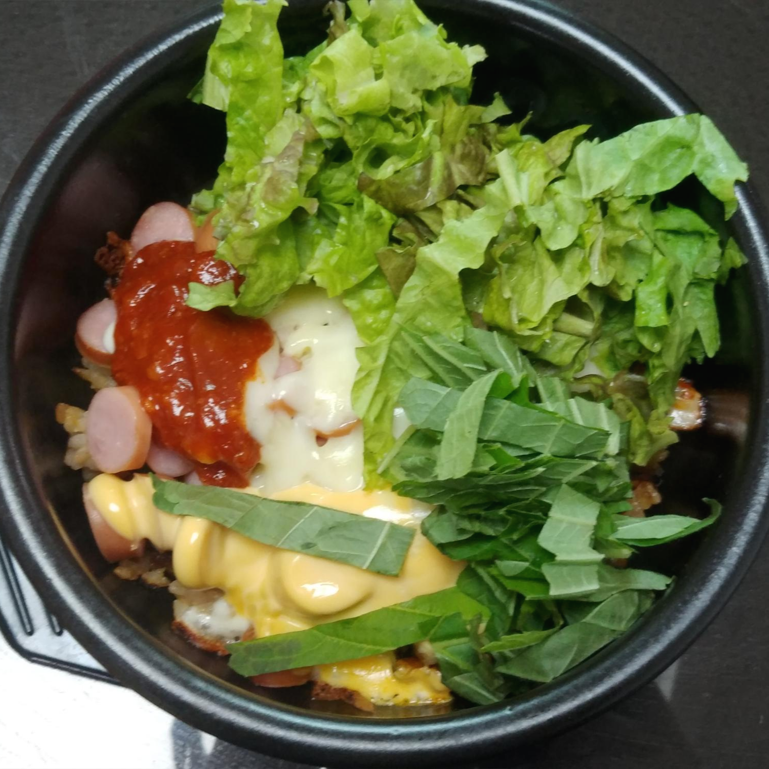  소세지 김치 치즈 뚝배기밥과  소고기 깻잎말이 쌈