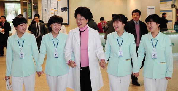 "조산으로 생명이 위험했던 4쌍둥이의 목숨을 구한"의사! 하지만 아이들은 20년 후 충격적인 행동을 하는데~