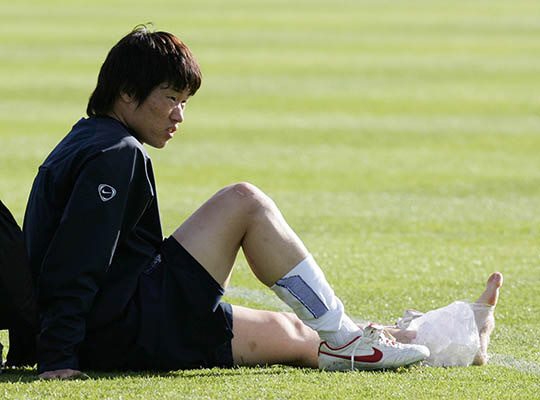 박지성 선수가 훈련 후 발목에 냉찜질을 하며 휴식하고 있다