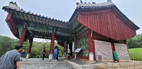 역사설명을 듣는 사람들사진