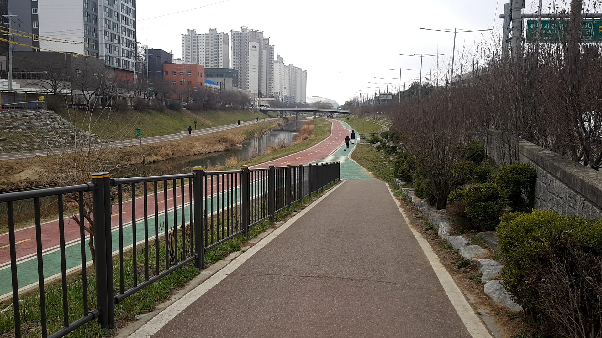 다시 목감천으로 내려가는 길이 있었다.