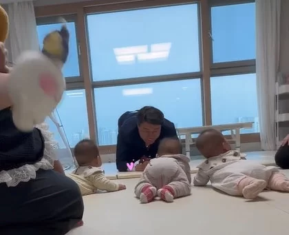  네쌍둥이 낳자…직원 집 찾아 무릎 꿇은 포스코 회장