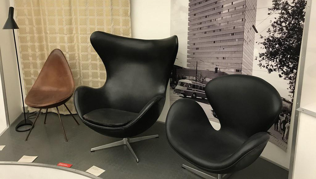 야곱센의 작품 왼쪽부터 AJ플로어&#44; Drop Chair&#44; The Egg Chair&#44; The swan Chair
