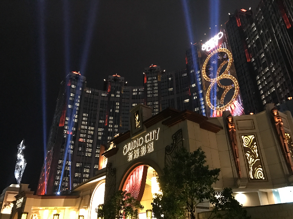 Studio City Macao 내 Golden Reel 로비 야경2