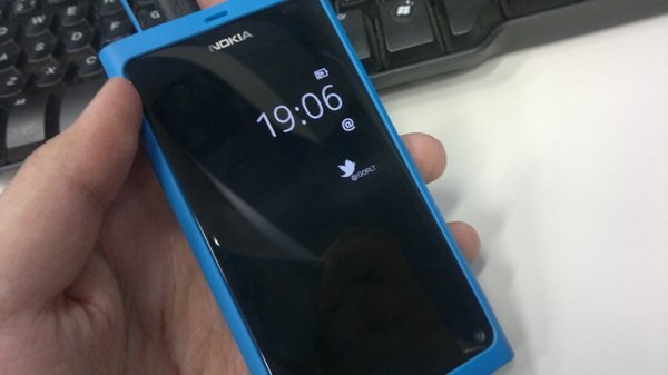 Nokia-N9-Always-on-Display