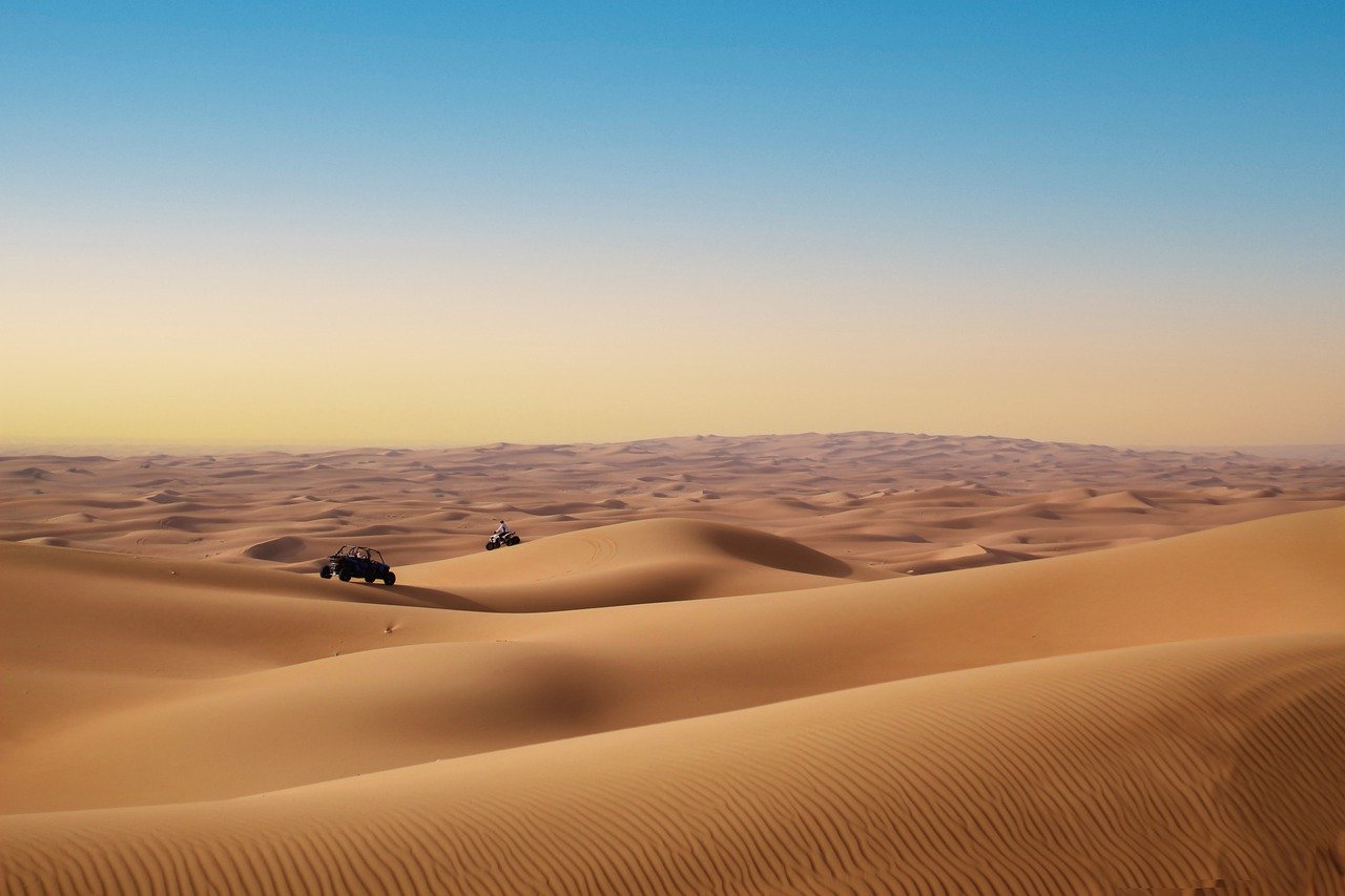사막에서 듄 베이싱하는 광경