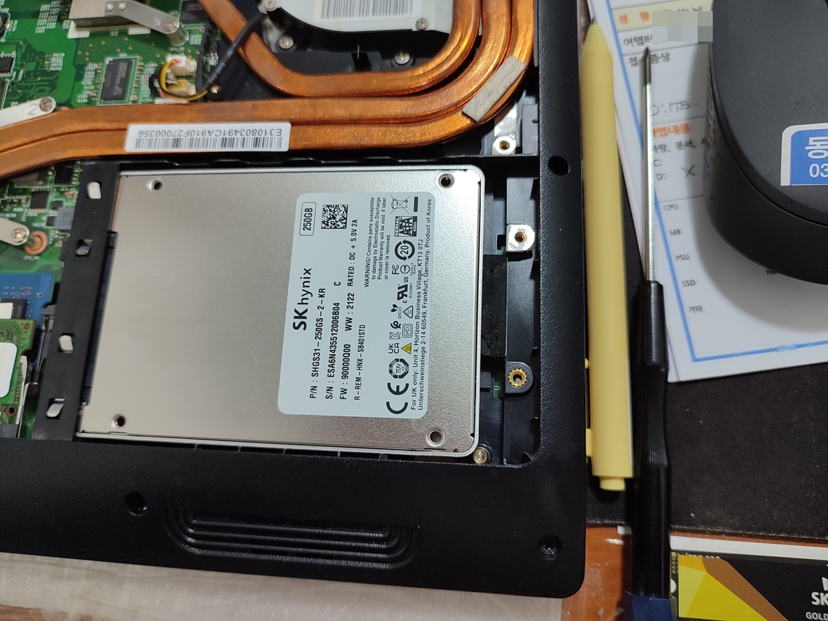 SSD에 노트북 사이에 스펀지를 끼워서 움직이지 않도록 만들었습니다. 