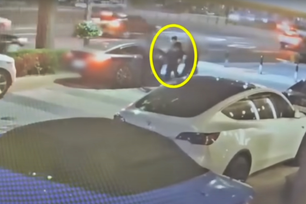 음주 운전과 뺑소니 사고 혐의로 구속된 가수 김호중(33)이 당시 대리기사가 기다리는 BMW 8시리드 그란쿠페에 탑승하는 모습