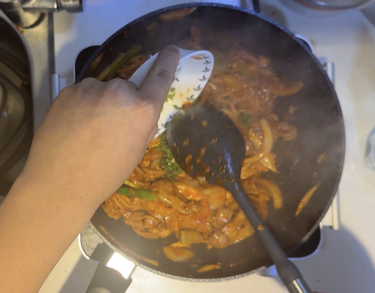 양파 투명해지면 청양고추 넣기