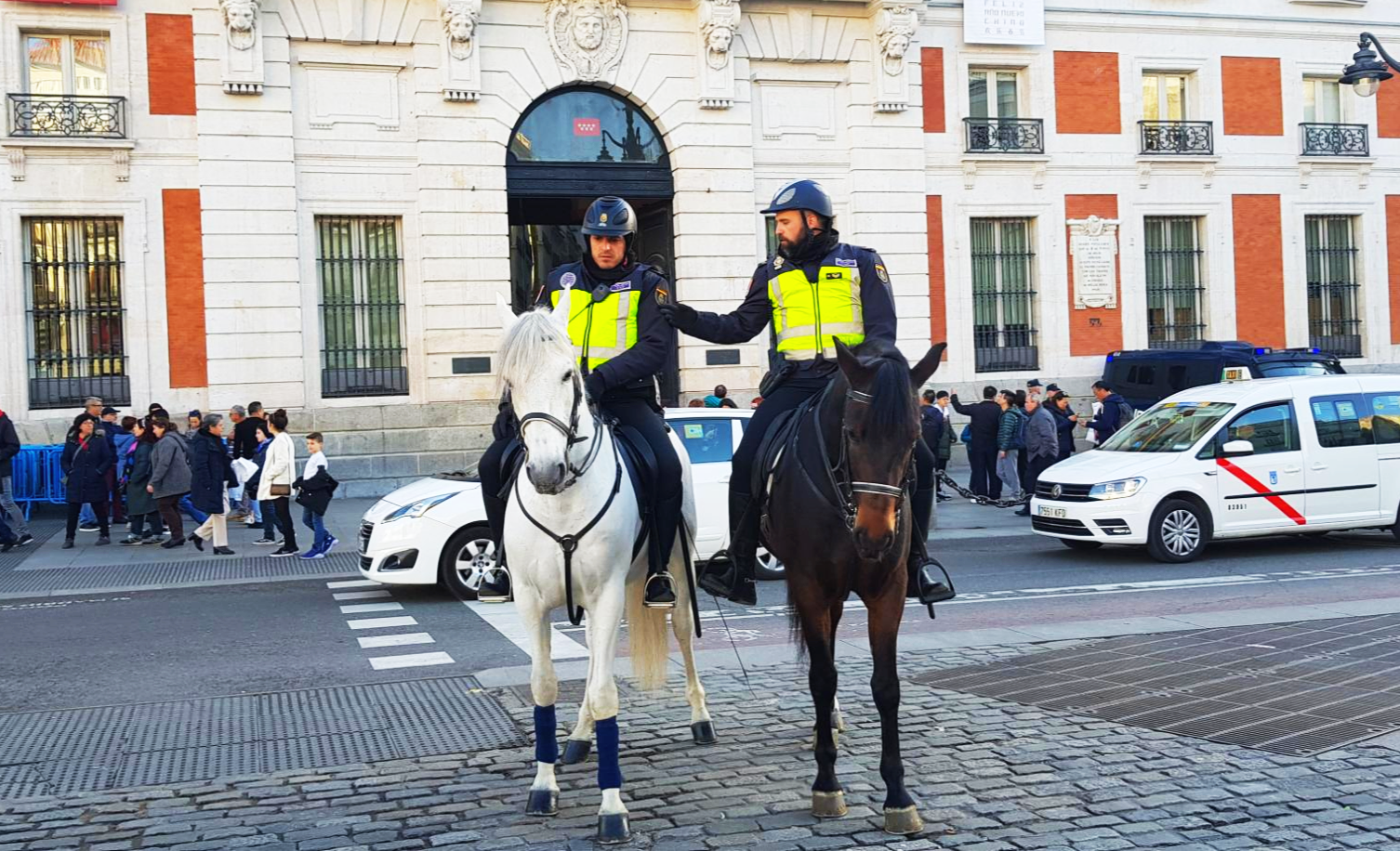 스페인 마드리드 말에 탑승한 경찰들
