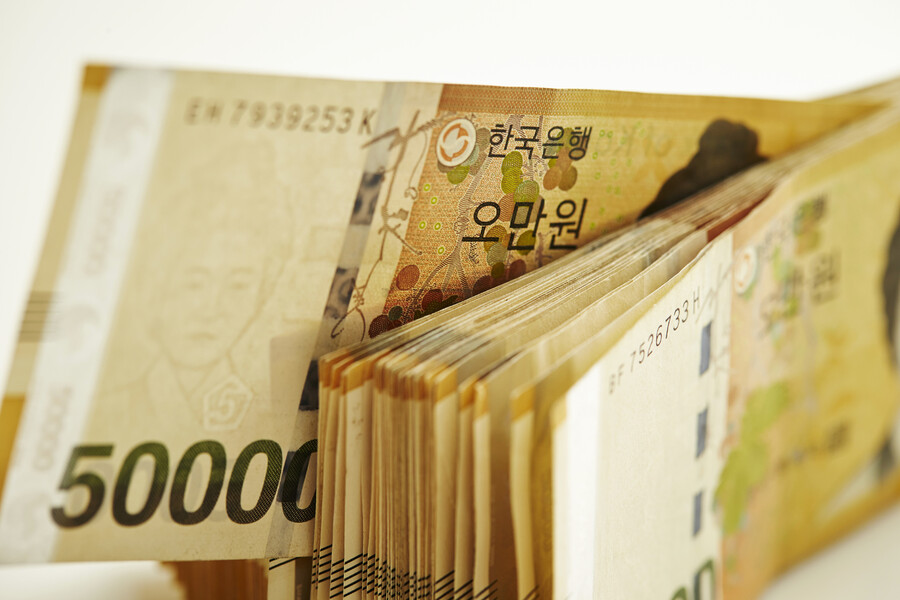 "엄청난 양의 현금다발을 들고 택시에 탄 노부부" 수상하게 본 택시 기사는 바로 신고해 경찰을 불렀고 눈앞에 펼치진 '광경'에 모두가 경악하고 마는데…