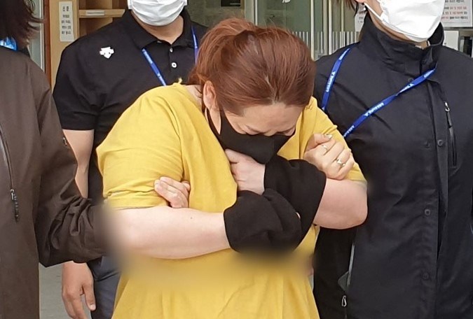  천안 계모!! 의붓아들 7시간 가방에 가둬놓고 외출!!