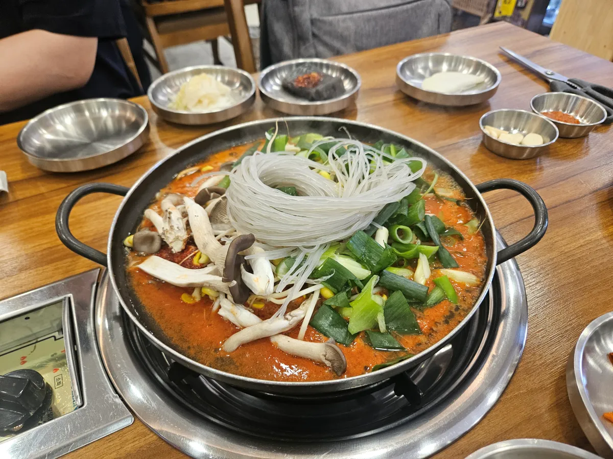 각종-야채와-당면-그리고-갈비를-넣고-끓이는-수제물갈비